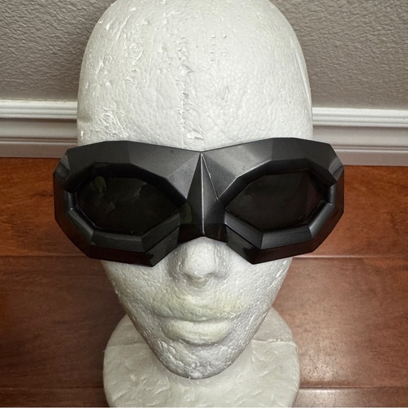 Walter Van Beirendonck
Linda Farrow Diamond Sunglasses - Picture 2 of 8